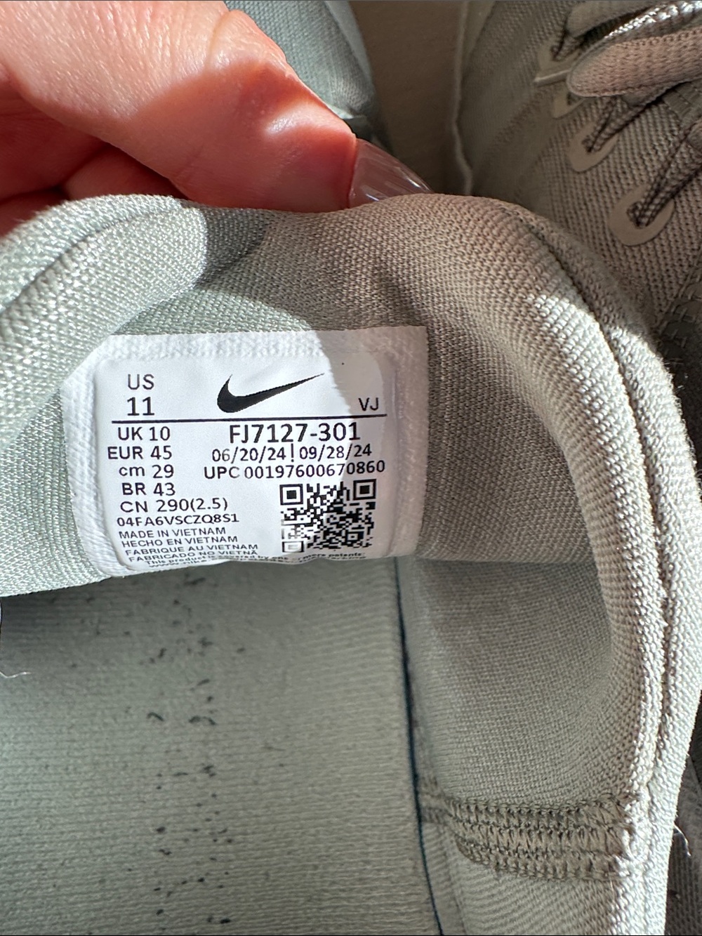 Nike Men's Light Olive Green Low-Profile Training Sneakers - Picture 6 of 9